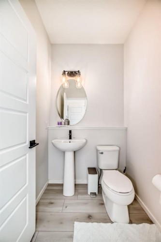 215 148 Avenue Nw, Calgary, AB - Indoor Photo Showing Bathroom