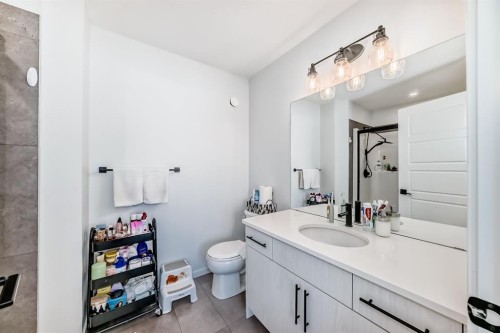 215 148 Avenue Nw, Calgary, AB - Indoor Photo Showing Bathroom