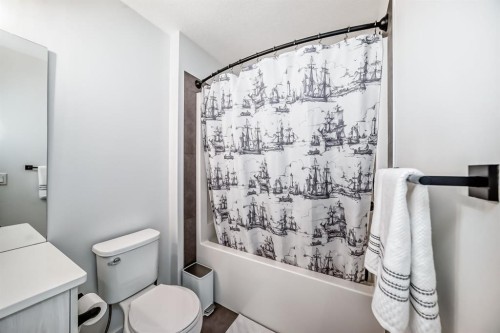 215 148 Avenue Nw, Calgary, AB - Indoor Photo Showing Bathroom