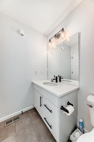215 148 Avenue Nw, Calgary, AB - Indoor Photo Showing Bathroom
