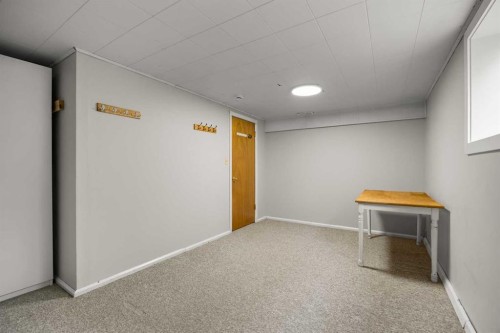 2636 34 Avenue Nw, Calgary, AB - Indoor Photo Showing Other Room