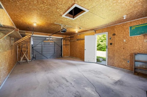 2636 34 Avenue Nw, Calgary, AB - Indoor Photo Showing Garage