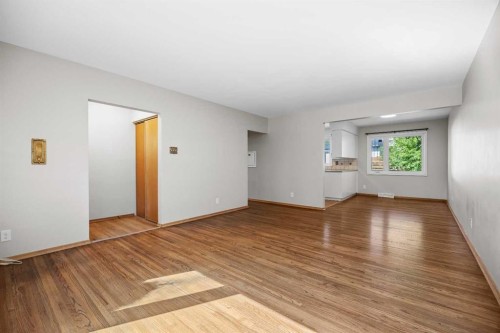 2636 34 Avenue Nw, Calgary, AB - Indoor Photo Showing Other Room