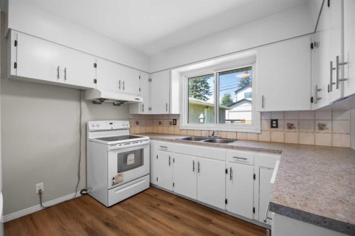 2636 34 Avenue Nw, Calgary, AB - Indoor Photo Showing Kitchen With Double Sink