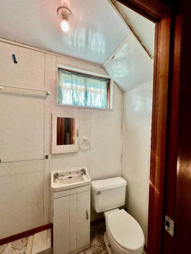223 Allison Street, Acme, AB - Indoor Photo Showing Bathroom