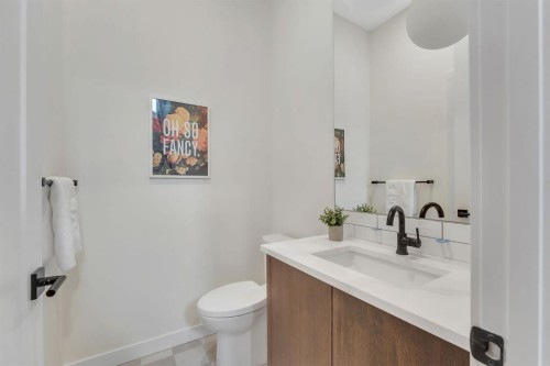 5020 21A Street Sw, Calgary, AB - Indoor Photo Showing Bathroom