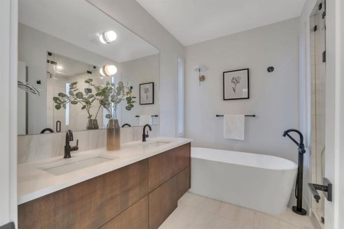 5020 21A Street Sw, Calgary, AB - Indoor Photo Showing Bathroom