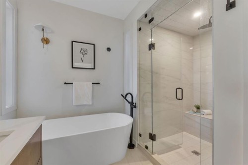 5020 21A Street Sw, Calgary, AB - Indoor Photo Showing Bathroom