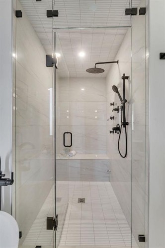 5020 21A Street Sw, Calgary, AB - Indoor Photo Showing Bathroom