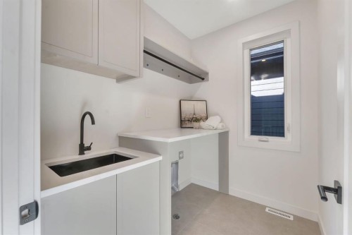 5020 21A Street Sw, Calgary, AB - Indoor Photo Showing Laundry Room