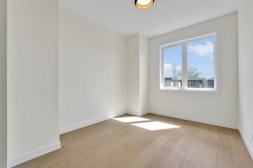 5020 21A Street Sw, Calgary, AB - Indoor Photo Showing Other Room