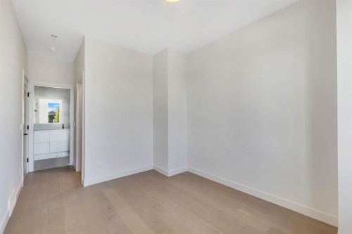 5020 21A Street Sw, Calgary, AB - Indoor Photo Showing Other Room