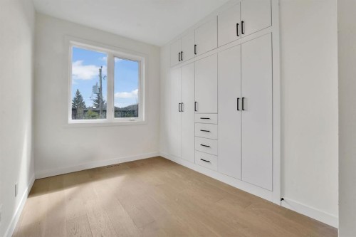 5020 21A Street Sw, Calgary, AB - Indoor Photo Showing Other Room