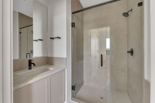 5020 21A Street Sw, Calgary, AB - Indoor Photo Showing Bathroom