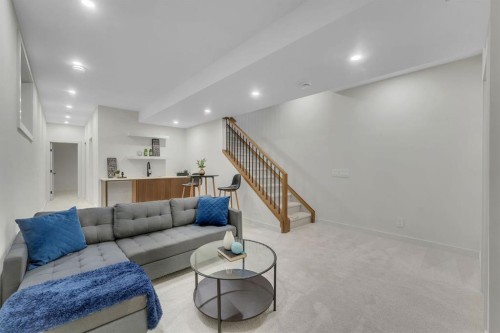 5020 21A Street Sw, Calgary, AB - Indoor Photo Showing Living Room