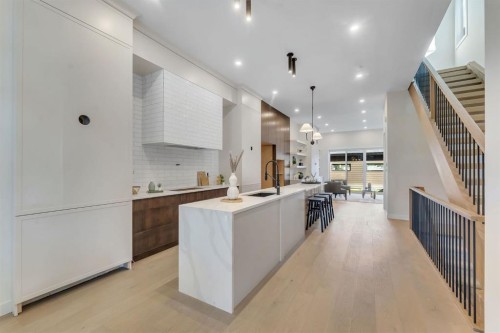 5020 21A Street Sw, Calgary, AB - Indoor