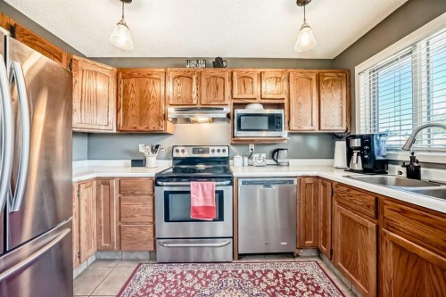 20 Rivergreen Crescent Se, Calgary, AB - Indoor Photo Showing Kitchen