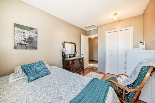 20 Rivergreen Crescent Se, Calgary, AB - Indoor Photo Showing Bedroom