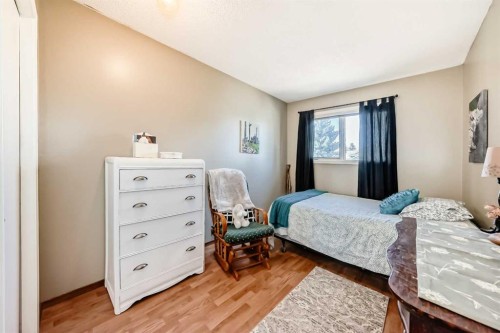20 Rivergreen Crescent Se, Calgary, AB - Indoor Photo Showing Bedroom