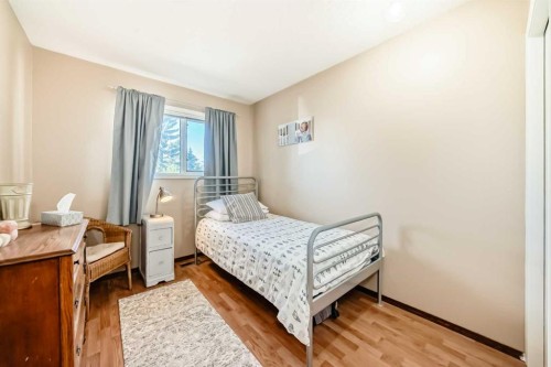 20 Rivergreen Crescent Se, Calgary, AB - Indoor Photo Showing Bedroom