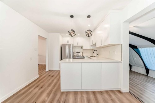 9803 Fairmount Drive Se, Calgary, AB - Indoor Photo Showing Kitchen