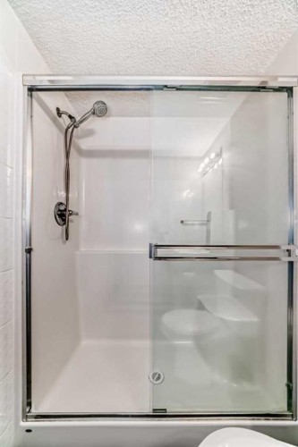 8201-403 Mackenzie Way Sw, Airdrie, AB - Indoor Photo Showing Bathroom