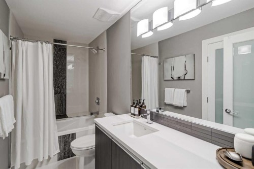 1928 27 Avenue Sw, Calgary, AB - Indoor Photo Showing Bathroom