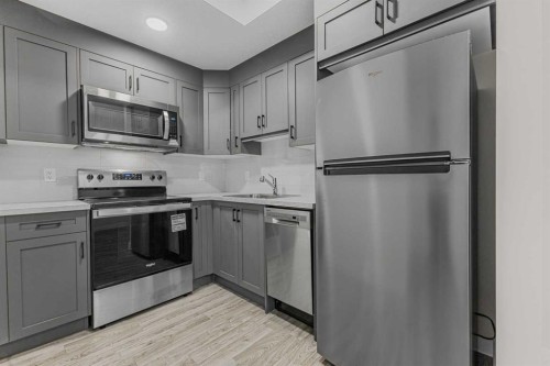 33 Belmont Drive Sw, Calgary, AB - Indoor Photo Showing Kitchen With Upgraded Kitchen