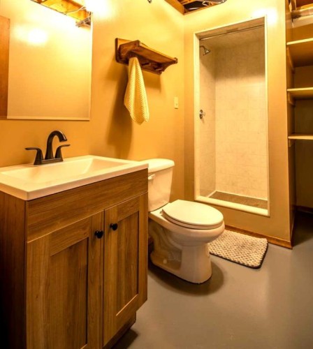 5559 Township Road 320, Rural Mountain View County, AB - Indoor Photo Showing Bathroom