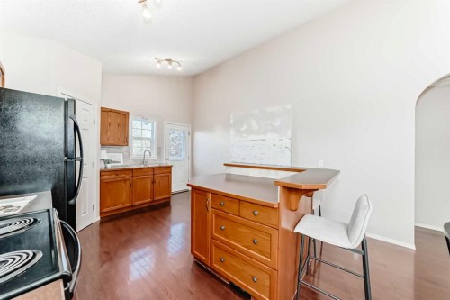 1046 Channelside Way Sw, Airdrie, AB - Indoor Photo Showing Kitchen