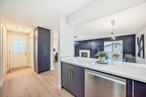 311 Shawnessy Drive Sw, Calgary, AB - Indoor Photo Showing Kitchen