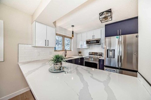 311 Shawnessy Drive Sw, Calgary, AB - Indoor Photo Showing Kitchen With Upgraded Kitchen
