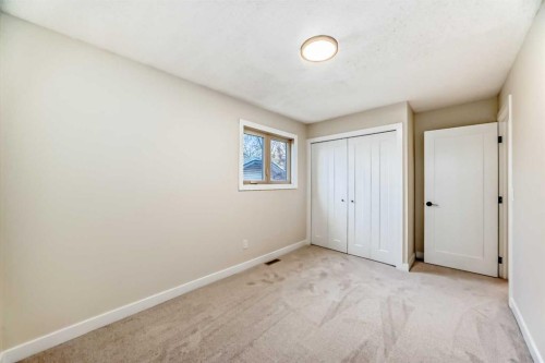 311 Shawnessy Drive Sw, Calgary, AB - Indoor Photo Showing Other Room