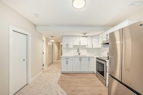 311 Shawnessy Drive Sw, Calgary, AB - Indoor Photo Showing Kitchen