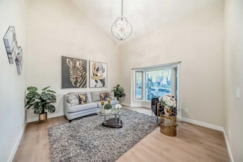 311 Shawnessy Drive Sw, Calgary, AB - Indoor Photo Showing Living Room