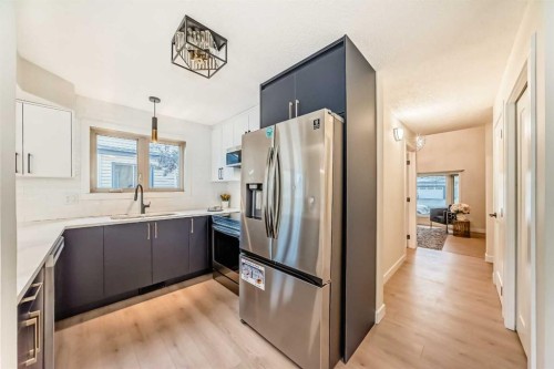 311 Shawnessy Drive Sw, Calgary, AB - Indoor Photo Showing Kitchen With Upgraded Kitchen