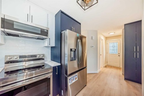 311 Shawnessy Drive Sw, Calgary, AB - Indoor Photo Showing Kitchen