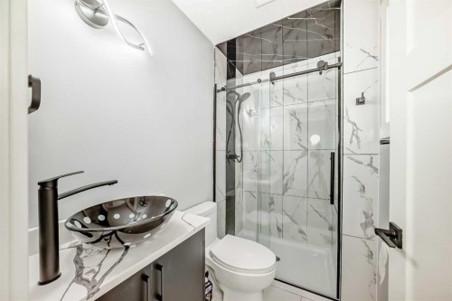 432 Ogden Drive Se, Calgary, AB - Indoor Photo Showing Bathroom