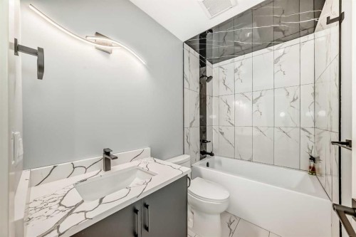 432 Ogden Drive Se, Calgary, AB - Indoor Photo Showing Bathroom