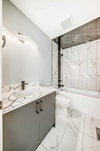432 Ogden Drive Se, Calgary, AB - Indoor Photo Showing Bathroom