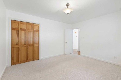 58 Kingsland Place Sw, Calgary, AB - Indoor Photo Showing Other Room