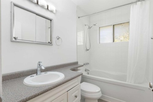 58 Kingsland Place Sw, Calgary, AB - Indoor Photo Showing Bathroom