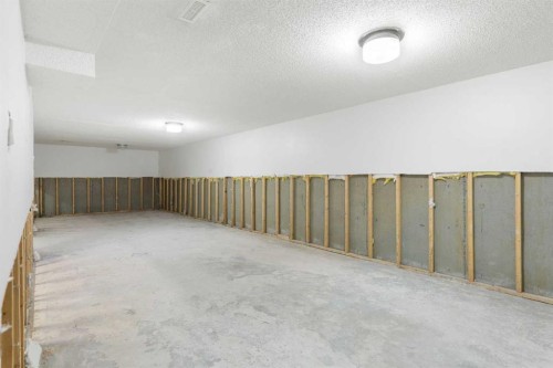 58 Kingsland Place Sw, Calgary, AB - Indoor Photo Showing Other Room