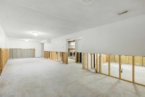 58 Kingsland Place Sw, Calgary, AB - Indoor Photo Showing Other Room