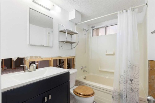 58 Kingsland Place Sw, Calgary, AB - Indoor Photo Showing Bathroom