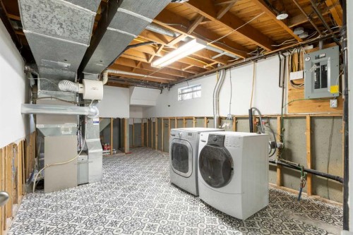 58 Kingsland Place Sw, Calgary, AB - Indoor Photo Showing Laundry Room