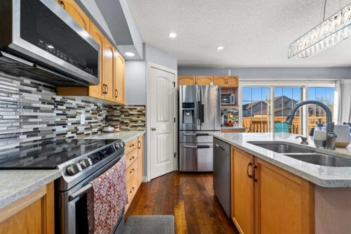 9287 Saddlebrook Drive Ne, Calgary, AB - Indoor Photo Showing Kitchen With Stainless Steel Kitchen With Double Sink With Upgraded Kitchen