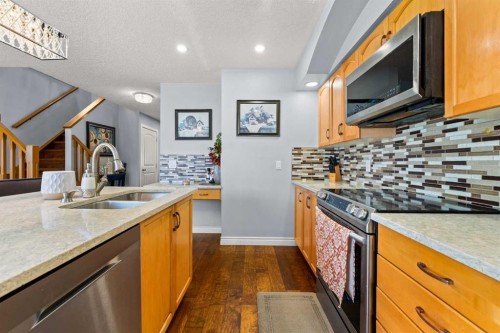 9287 Saddlebrook Drive Ne, Calgary, AB - Indoor Photo Showing Kitchen With Double Sink With Upgraded Kitchen