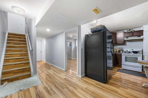 9287 Saddlebrook Drive Ne, Calgary, AB - Indoor Photo Showing Kitchen