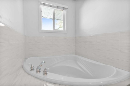 1044 West Chestermere Drive, Chestermere, AB - Indoor Photo Showing Bathroom